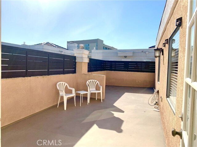 Building Photo - 425 S Catalina Ave