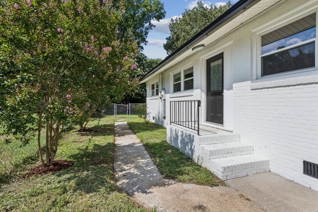 Building Photo - 13A Colberts Ln