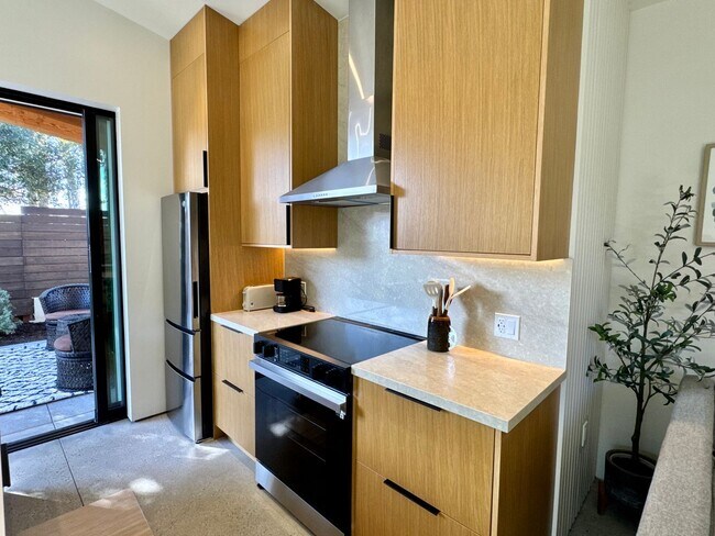 Building Photo - 1910 Raymond Ln