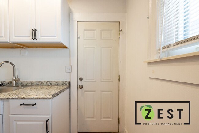 Building Photo - 17352 Roselawn St