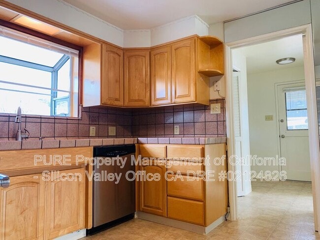 Building Photo - 444 Tyrella Ave