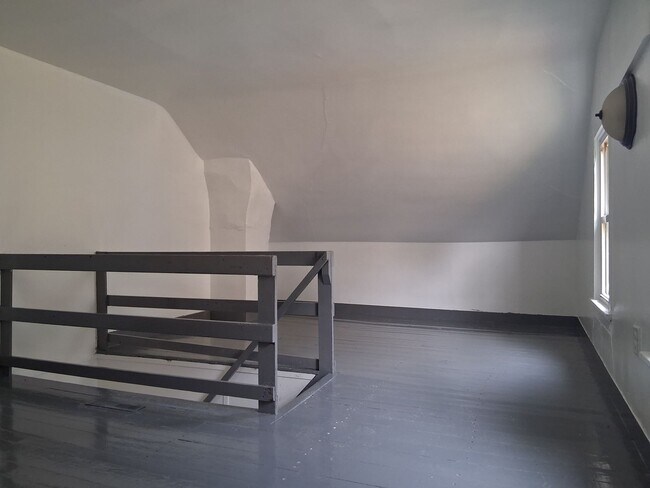 Building Photo - Bright 2 Bedroom Home FOR RENT in Bridgeton NJ $1465