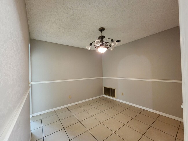 Building Photo - Spacious Single-Story Home; Private Fenced...