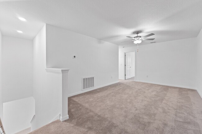 Building Photo - Absolutely stunning 3 BR /2.5 Bath / 2 Car Garage + LOFT townhome in ultra-modern and green-focus...