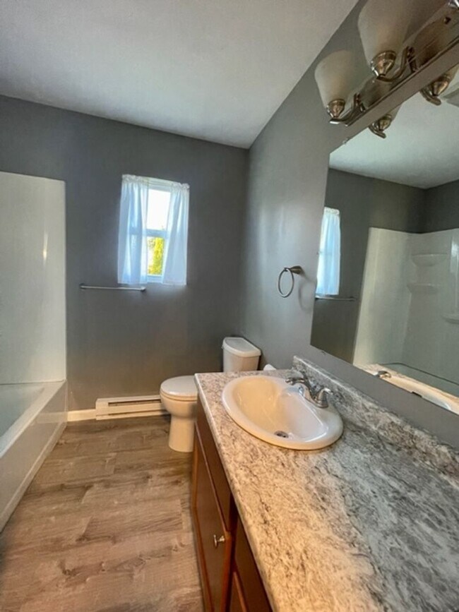 Building Photo - ASHLAND - NICE + Quiet 2 Bedroom Available