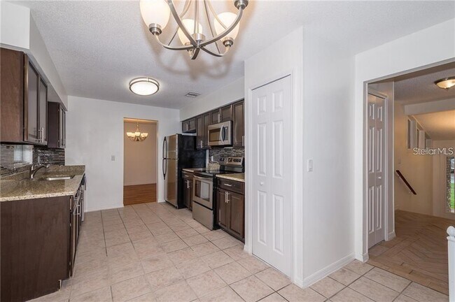 Building Photo - 8413 Shady Glen Dr