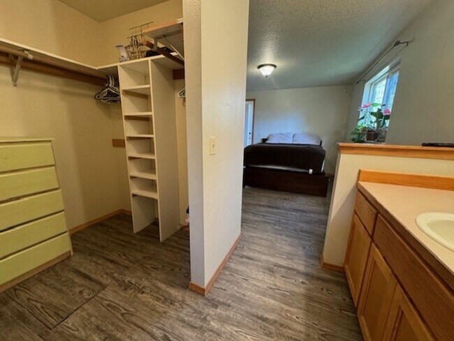 Building Photo - Single level home close to the hospital