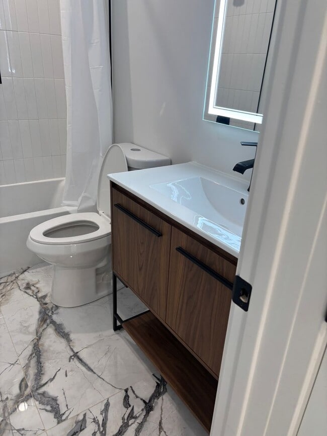 Building Photo - 1219-1223 S Lake St