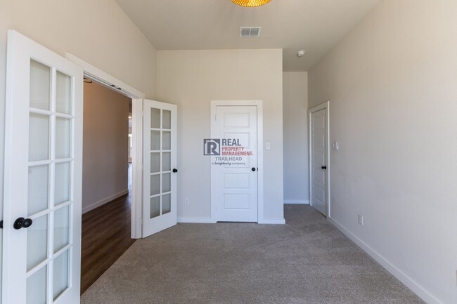 Building Photo - 124 Mesa Dr