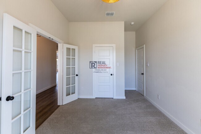 Building Photo - Spacious Glen Rose Home with Open Floorplan & Office Space