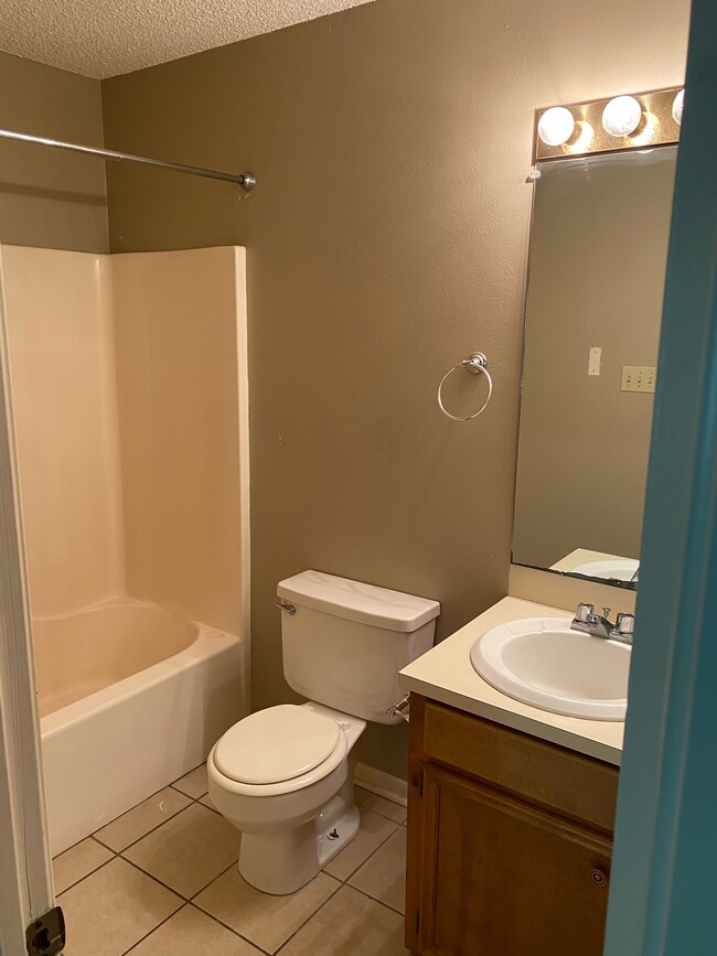 Building Photo - 208 Standifer Ave