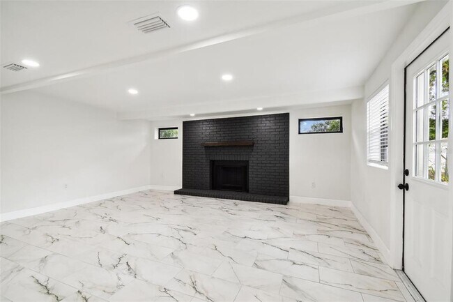 Building Photo - 4910 N Darby Ave