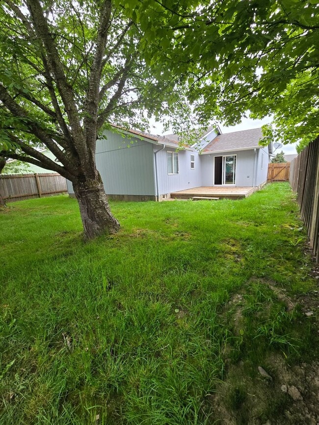 Building Photo - Pet Friendly, Single Level 3bed : 2bath Ho...