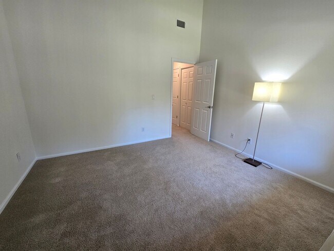 Building Photo - Beautifully Renovated, Top Floor, 2 Bedroom 2 Bath East Boulder Condo for Rent!