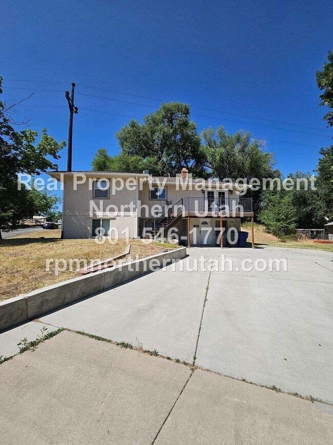 Building Photo - 902 Sullivan Dr