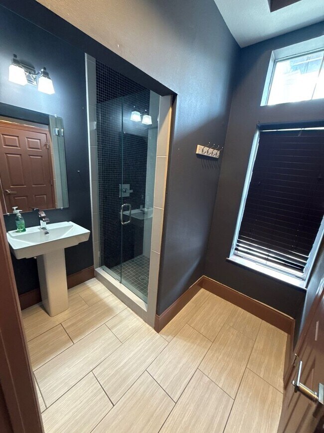 Building Photo - 2 bedroom/3 bath Townhome with extra room/...