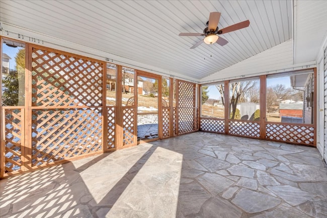 Building Photo - 518 Hillview Dr