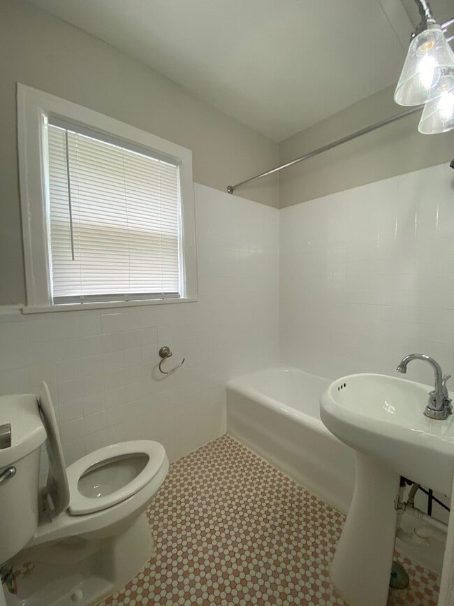 Building Photo - 419 W Polk St