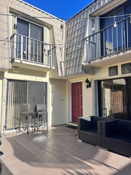 Building Photo - 1700 Embassy Dr