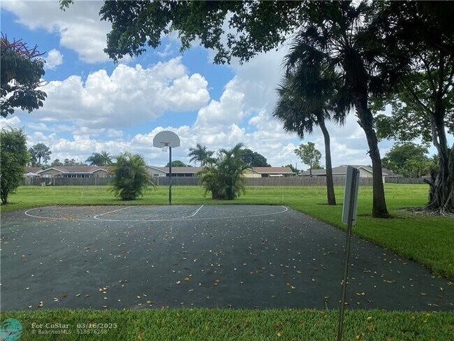 Building Photo - 9999 Summerbreeze Dr