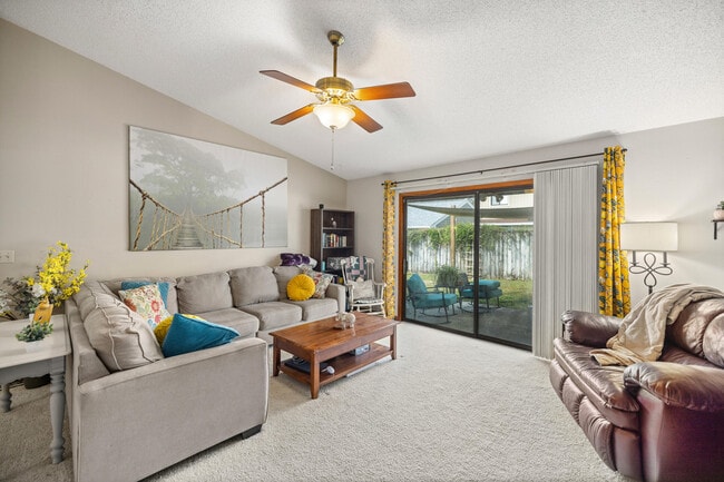 Building Photo - 206 Cedar Ridge Way