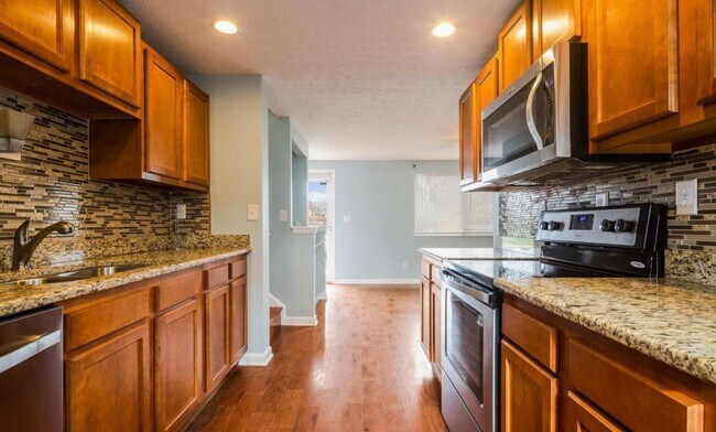 Building Photo - Newly Renovated Hillview Bi-Level! ASK US ABOUT OUR LONG-TERM LEASE SPECIAL TODAY!