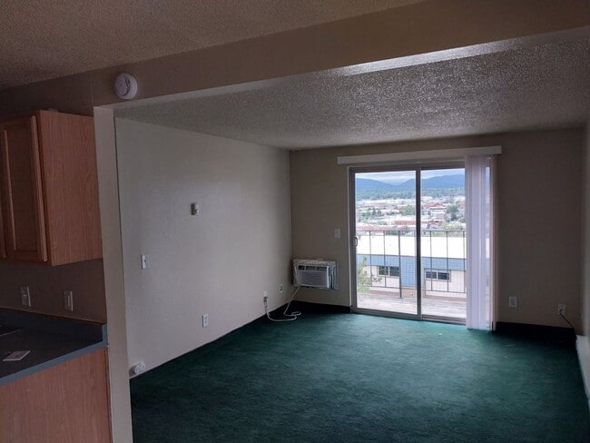 Building Photo - 2 bedroom 1 bathroom ground floor apartment - Granvue Apartments