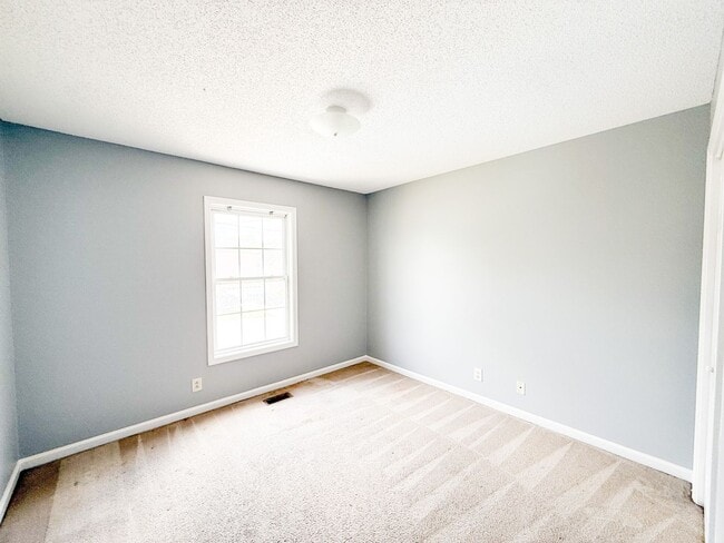 Building Photo - 4 Bedroom 3 Bathroom Home!