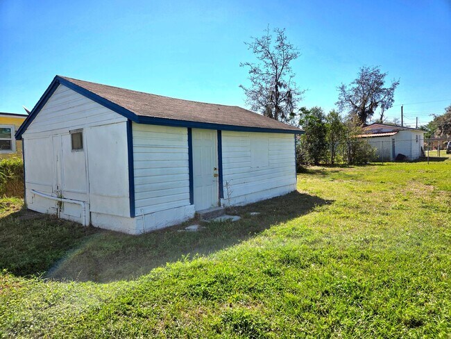 Building Photo - 2253 Golfview St