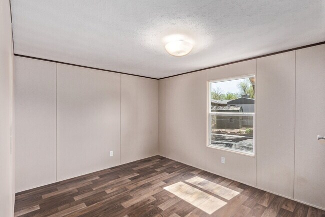 Building Photo - 2 bedroom - 4th st