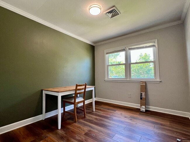 Building Photo - Charming Rancher in the Heart of Colonial Place