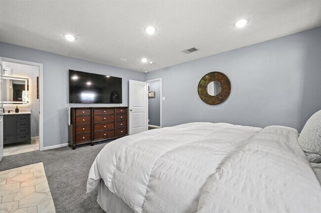 Building Photo - 303 Pin Oak Dr