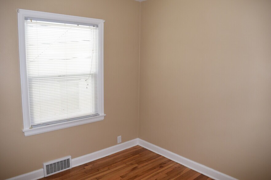 Bedroom - 423 32nd St NE
