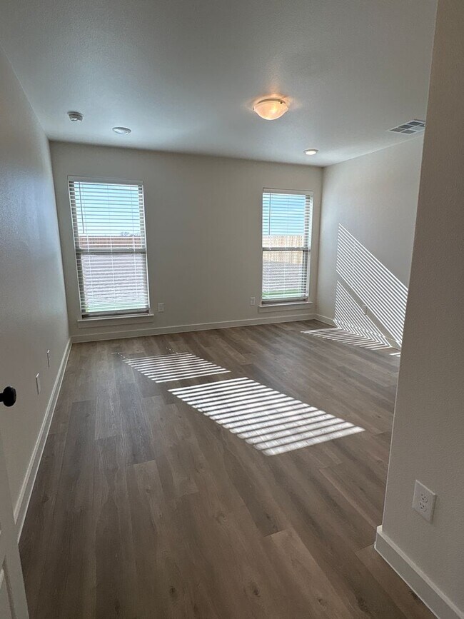 Building Photo - Space, Space and more Space! This ones for you!