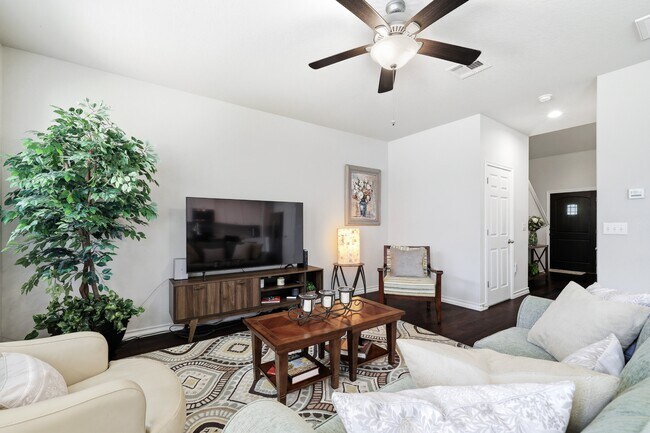 Building Photo - 5602 Chestnut Xing