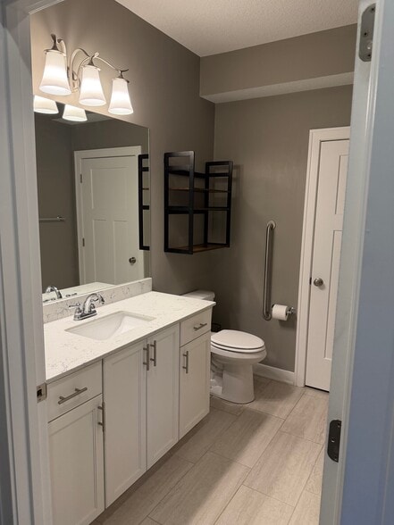 Building Photo - 502 E 3rd St