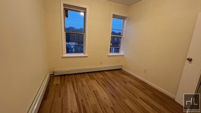 Building Photo - FRESHLY RENOVATED SUNNY AND SPACIOUS  2 BE...