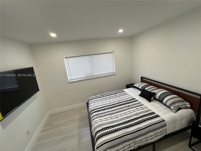 Building Photo - 1910 Thomas St