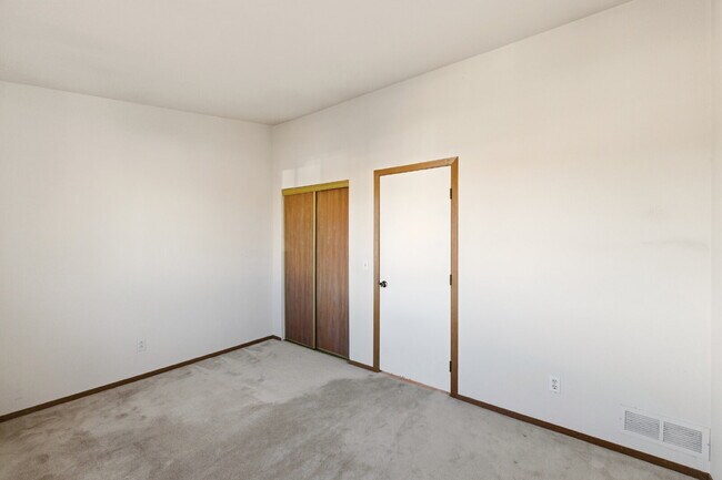Building Photo - Open Concept Two Bed Two Bath Townhouse!
