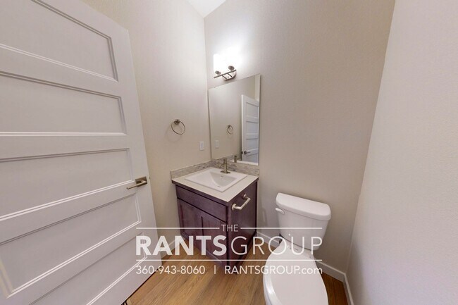 Building Photo - Beautiful Home! Easy JBLM Commute!