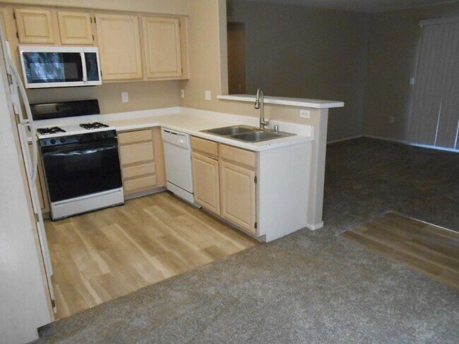 Building Photo - Spacious 2 Bedroom Condo in Gated Community