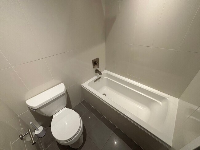 Building Photo - Clean 2 bedroom condo located near downtown Fullerton