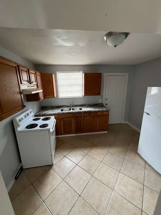 Building Photo - Beautiful 2 bedroom 1 bathroom Single Family House!