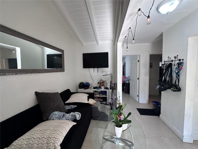 Building Photo - 2125 Bay Dr