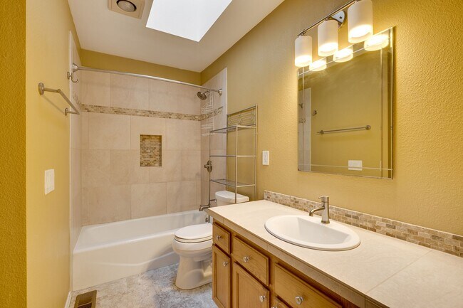 Building Photo - Updated 4 bed 2.5 bath in Sammamish!