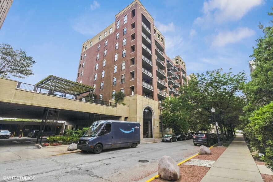 Building Photo - 844 W 15th Pl