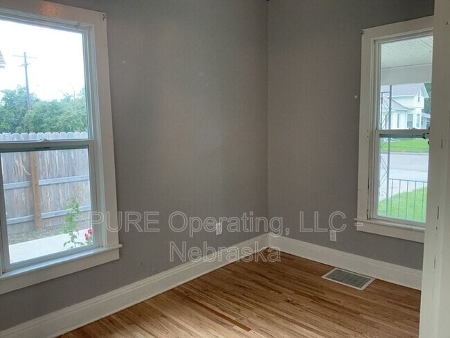 Building Photo - 921 W 8th St