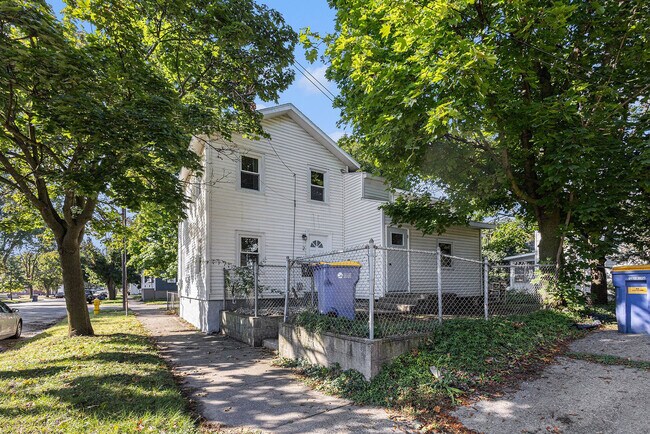 Building Photo - 37 Gold Ave NW