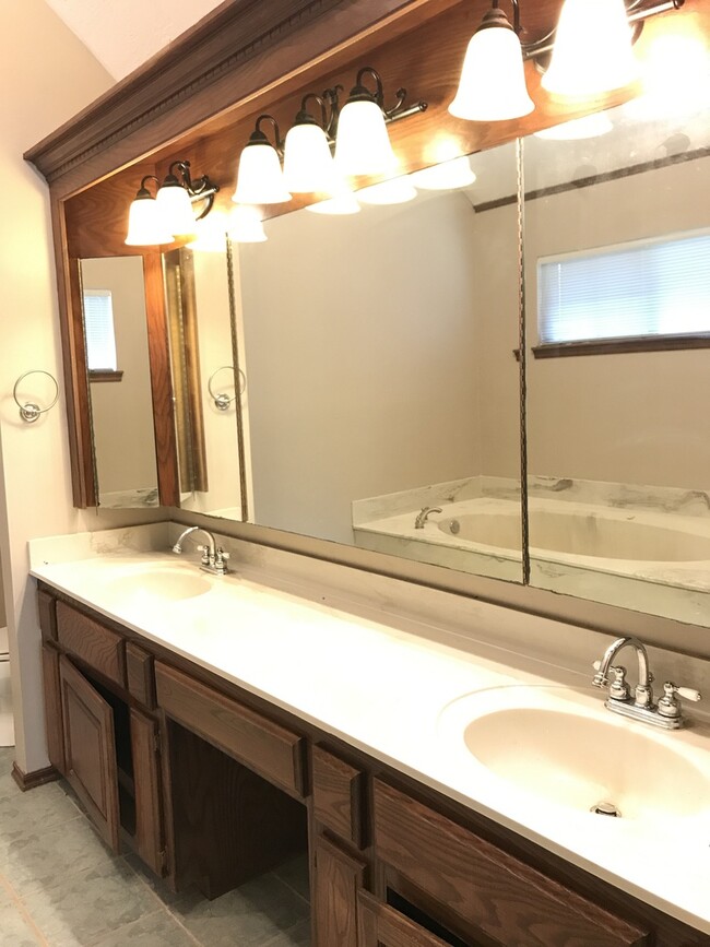 Building Photo - Spacious home in Edmond