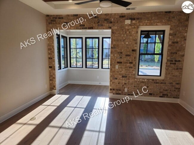 Building Photo - 1202 Windsor Sq